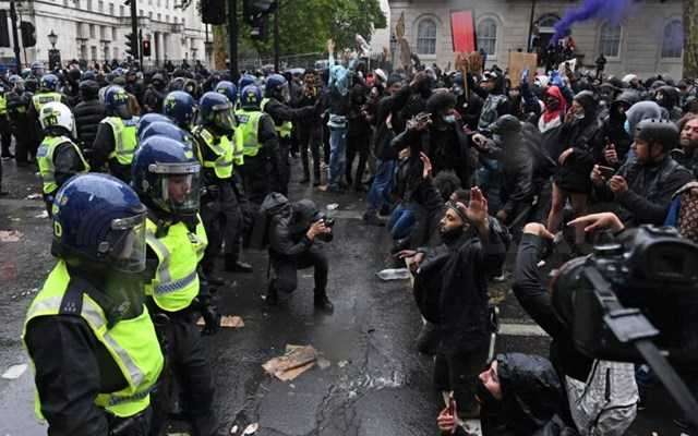 Βρετανία: Η κυβέρνηση προωθεί νέο νομοσχέδιο που θα απαγορεύει τις διαδηλώσεις έξω από τα σπίτια εκλεγμένων αξιωματούχων