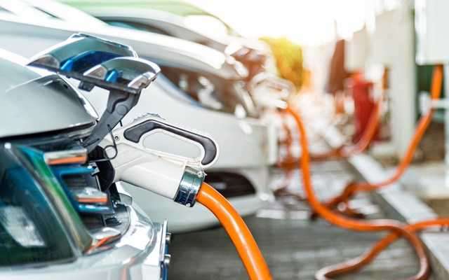 Βρετανία: Ανακοινώνεται πακέτο 2 δισ. δολαρίων για να βοηθήσει στη μετάβαση στα ηλεκτρικά οχήματα