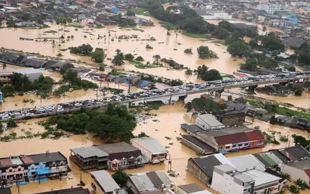 Στους 55 οι νεκροί από τις πλημμύρες στην Ταϊλάνδη - 61 νεκροί από τον κυκλώνα στη Σουμάτρα