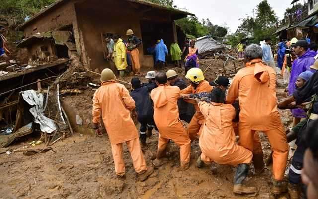 Ινδονησία: Έξι νεκροί και 17 αγνοούμενοι από κατολίσθηση που σημειώθηκε στην Κεντρική Ιάβα