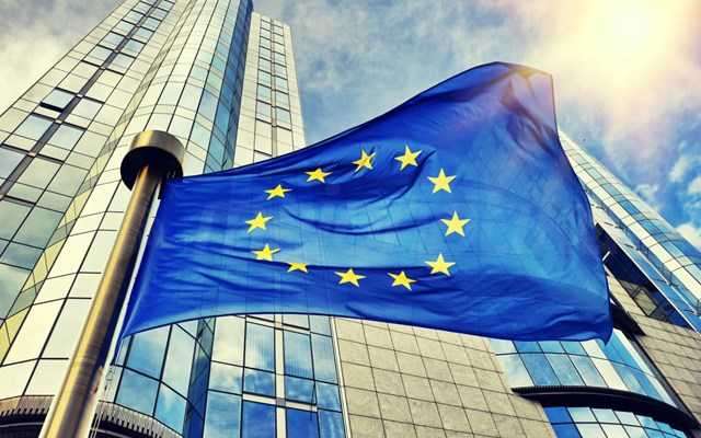 Ντομπρόφσκις: Η ΕΕ αναμένει από το Παρίσι να τηρήσει τις δεσμεύσεις του για τη μείωση του ελλείμματος