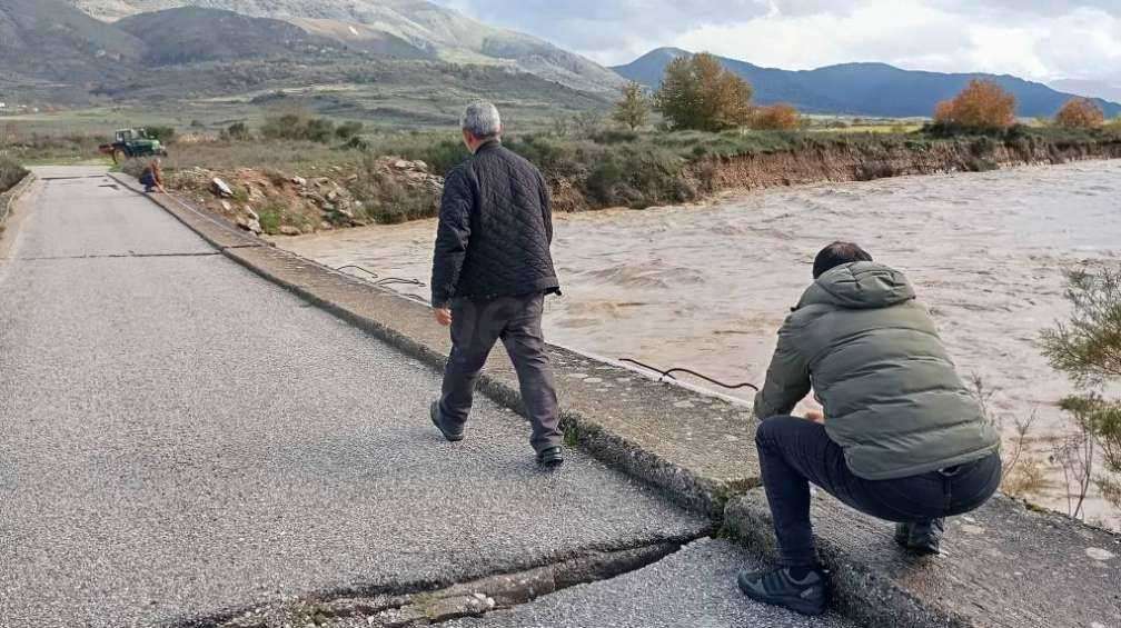 Κακοκαιρία στη Δρόπολη: Μετατοπίστηκε η γέφυρα στη Γλύνα, αποκλεισμένα τα χωριά στη Ρίζα