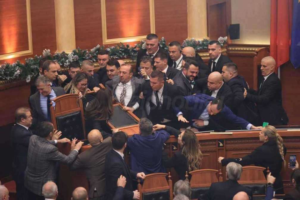 Συγκρούσεις μέσα στο Αλβανικό κοινοβούλιο εν μέσω κατηγοριών εις βάρος της αντιπροέδρου της κυβέρνησης για διαφθορά