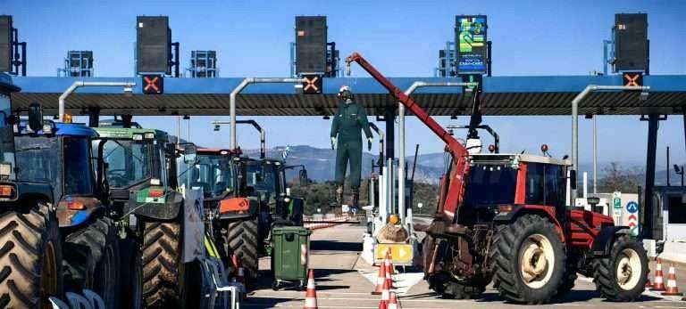 Οι αγρότες έκλεισαν επ’ αόριστον την Εθνική Αντιρρίου – Ιωαννίνων
