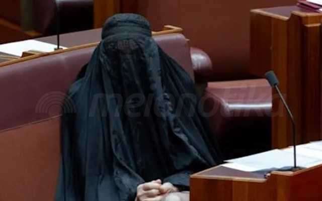 Αυστραλία: Η ακροδεξιά Πολίν Χάνσον αποβλήθηκε από τη Γερουσία μετά την απόφαση να εμφανιστεί με μπούρκα