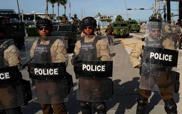 Η κυβέρνηση Τραμπ ανέφερε ότι άνδρας άνοιξε πυρ κατά της αστυνομίας μετανάστευσης στο Σικάγο