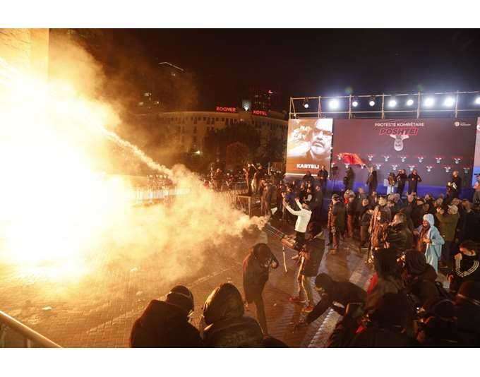 Συγκρούσεις διαδηλωτών με την αστυνομία έξω από την έδρα της Αλβανικής κυβέρνησης