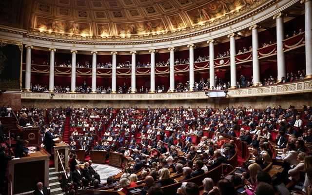 Γαλλία: Ξεκινά η κρίσιμη συζήτηση για την αναστολή της μεταρρύθμισης των συντάξεων