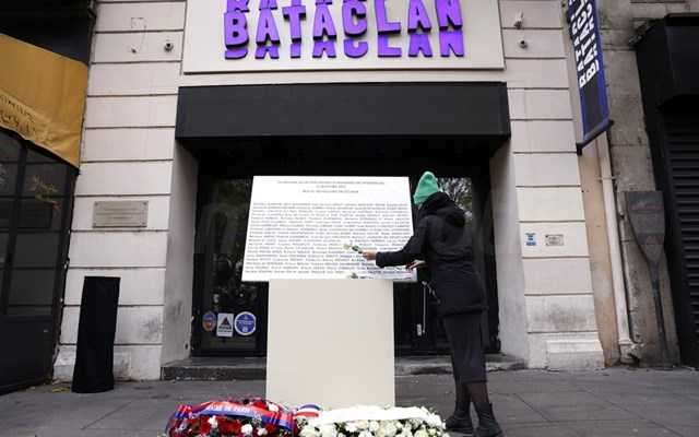 Δέκα χρόνια από τις τρομοκρατικές επιθέσεις στο Παρίσι - Η Γαλλία θρηνεί ακόμη τους νεκρούς της