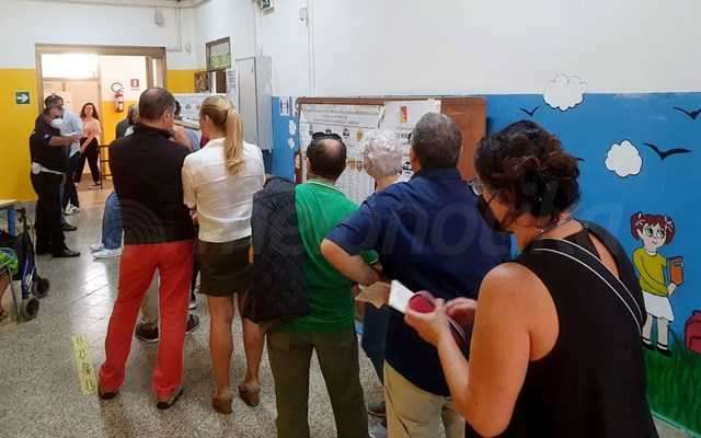 Ιταλία: Η κεντροαριστερά φέρεται να κερδίζει τις περιφέρειες με πρωτεύουσα το Μπάρι και τη Νάπολη, ενώ η κεντροδεξιά το Βένετο