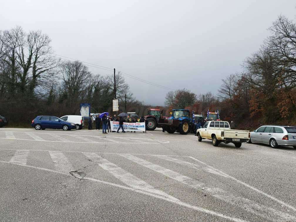 Μπλόκο των αγροτών στον Παρακάλαμο – Δεν έφτασαν στο Τελωνείο Κακαβιάς