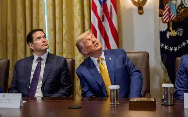 HΠΑ: Στο Air Force One η συνάντηση του Τραμπ με τον εμίρη και τον πρωθυπουργό του Κατάρ