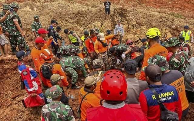 Φονική κατολίσθηση στην Ινδονησία: 11 οι νεκροί, έρευνες για 12 αγνοούμενους