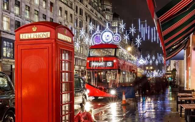 Οι Βρετανοί καταναλωτές μειώνουν τα έξοδα για τα Χριστούγεννα