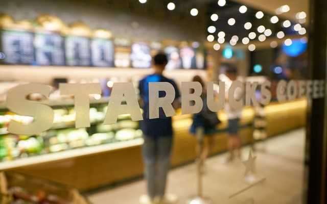 Starbucks: Θα καταβάλει 39 εκατ. δολάρια για παραβιάσεις κοινωνικών δικαιωμάτων στη Νέα Υόρκη