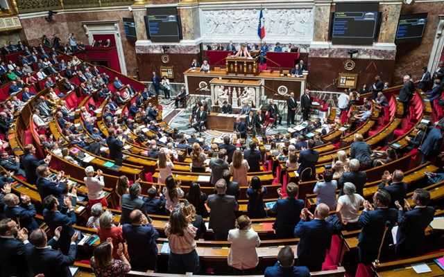 Νέοι πολιτικοί κλυδωνισμοί στη Γαλλία - Οι Σοσιαλιστές απειλούν να ανατρέψουν την κυβέρνηση μέχρι τη Δευτέρα