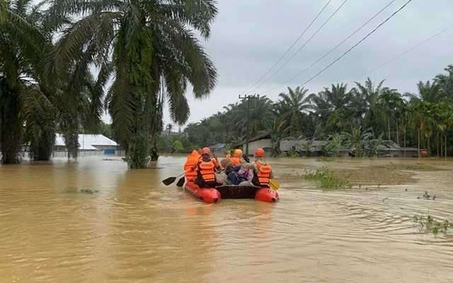 Πλημμύρες στην Ασία: Στην Ινδονησία, η οργή εντείνεται εξαιτίας της αργοπορίας της βοήθειας