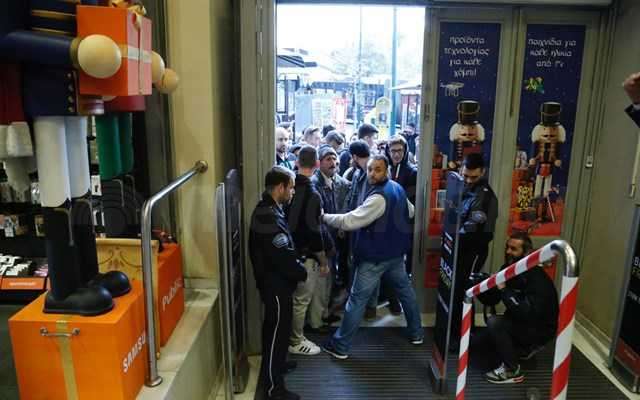 ΗΠΑ: Το παράδοξο της φετινής Black Friday - Περισσότεροι καταναλωτές, λιγότερα δολάρια