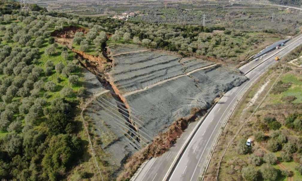 Κλειστή η Ιόνια Οδός λόγω μεγάλης κατολίσθησης στα όρια Άρτας–Αιτωλοακαρνανίας